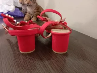 Sandalias rojas con lazos y perlas