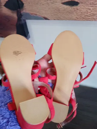 Sandalias rojas con lazos y perlas