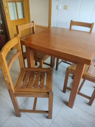 Mesa cuadrada de madera con 4 sillas