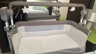 Cuna de bebé con móvil