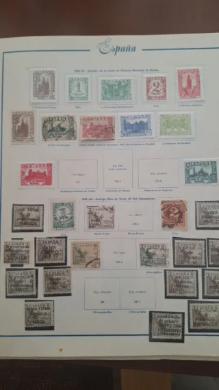 Álbum de sellos España 386 sellos  y 65 hojas .