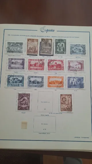 Álbum de sellos España 386 sellos  y 65 hojas .