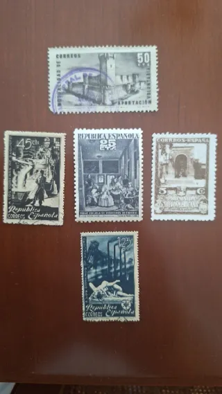 Álbum de sellos España 386 sellos  y 65 hojas .
