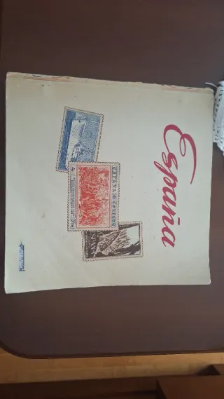 Álbum de sellos España 386 sellos  y 65 hojas .