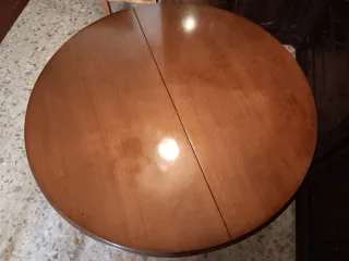 Mesa redonda de madera