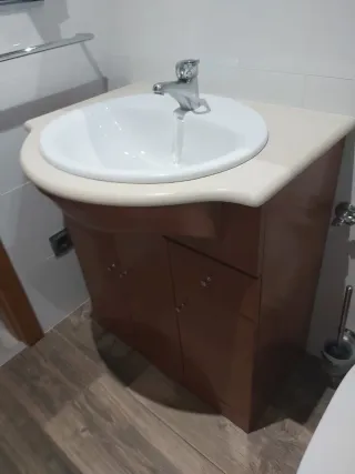 Mueble de baño madera y mármol