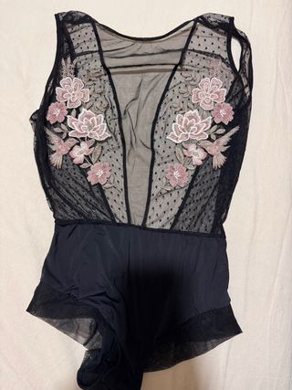 Body Oysho negro con flores rosas