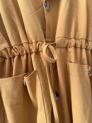 Vestido mostaza oscuro con botones