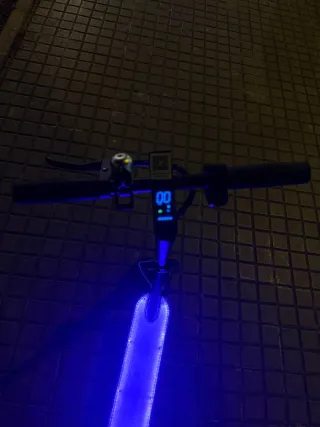 Patinete Eléctrico 250W 25 km con luces LED Nuevo