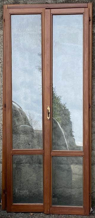 Finestrone a due ante in legno e vetro