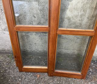 Finestrone a due ante in legno e vetro