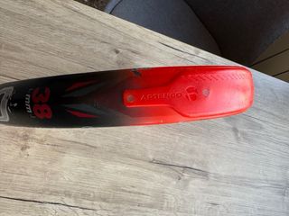 Pala de pádel roja y negra