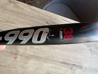 Pala de pádel roja y negra