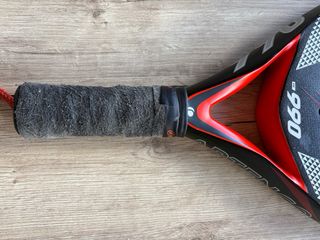 Pala de pádel roja y negra