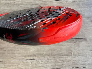 Pala de pádel roja y negra