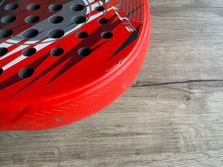 Pala de pádel roja y negra