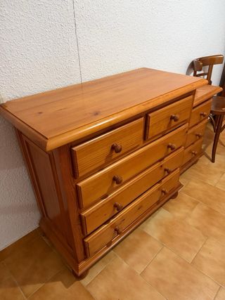 Mueble de madera con espejo