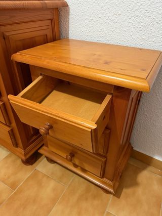 Mueble de madera con espejo
