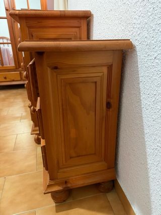 Mueble de madera con espejo