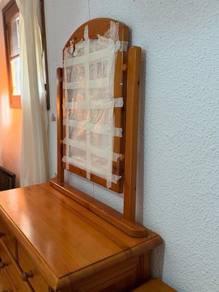 Mueble de madera con espejo