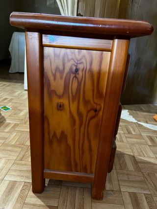 Mueble de madera con espejo