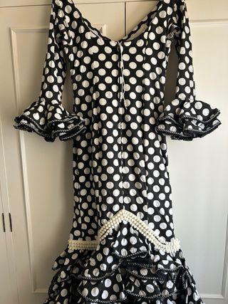 Traje de flamenca negro con lunares