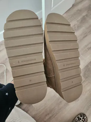 Botas Stradivarius ante marrones
