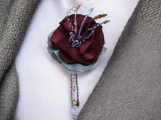 Broche flor bordado con cuentas