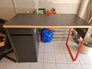 Escritorio Ikea Negro y Rojo