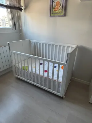 Cuna de madera blanca con colchón