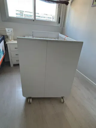 Cuna de madera blanca con colchón