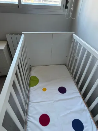 Cuna de madera blanca con colchón