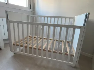 Cuna de madera blanca con colchón