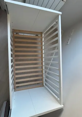 Cuna de madera blanca con colchón