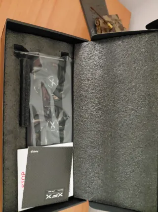 Tarjeta Gráfica RX 6700 10GB XFX en su caja.