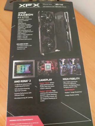 Tarjeta Gráfica RX 6700 10GB XFX en su caja.