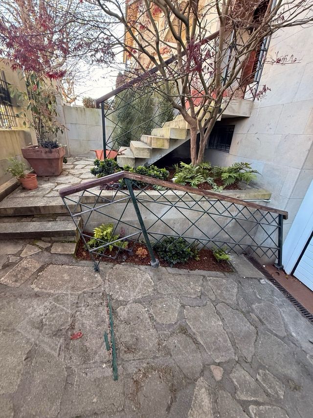 Barandilla metálica con pasamanos de madera