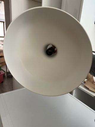 Lámpara de techo blanca y dorada