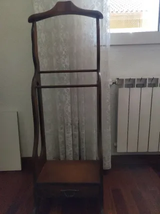 Perchero de madera con cajón