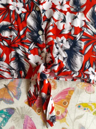 Camisa flores roja y blanca