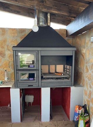 Barbacoa de metal y piedra