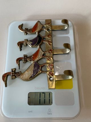 Percha de metal vintage con patos policromados.