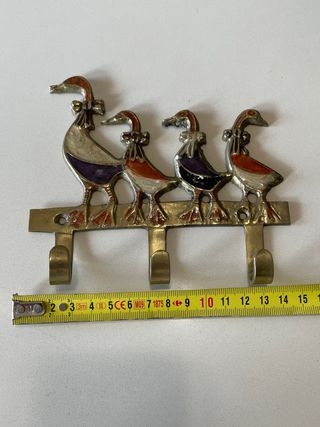 Percha de metal vintage con patos policromados.