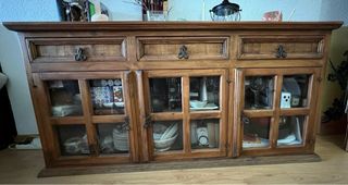 Aparador de madera con puertas de cristal