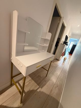 Tocador blanco con patas doradas