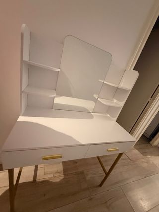 Tocador blanco con patas doradas