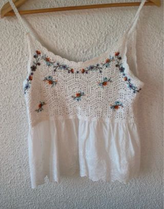 Blusa blanca bordada y crochet