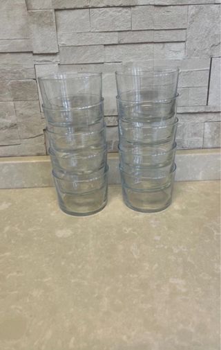 Piccoli bicchieri in vetro trasparente