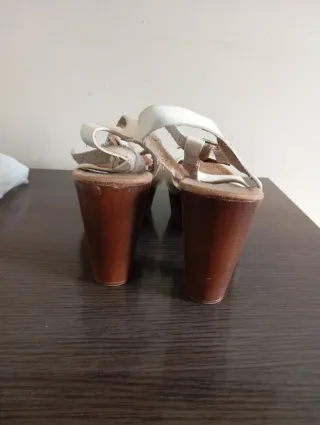 Sandalias blancas de cuña