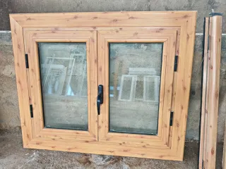 Ventana imitación madera 98x79